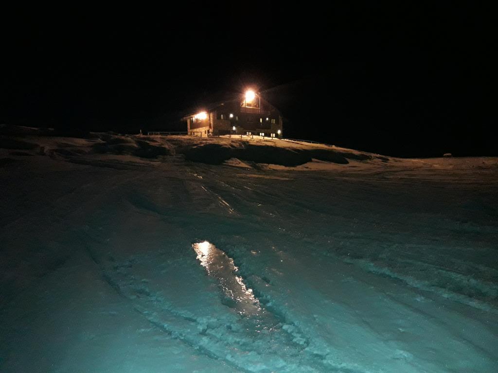 Rifugio Al Lago Del Mortirolo In Inverno Raggiungibile Solo A Piedi Monno Exterior foto