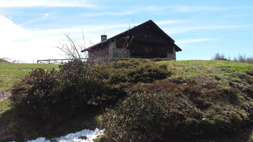 Rifugio Al Lago Del Mortirolo In Inverno Raggiungibile Solo A Piedi Monno Exterior foto