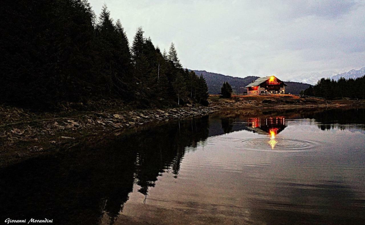 Rifugio Al Lago Del Mortirolo In Inverno Raggiungibile Solo A Piedi Monno Exterior foto