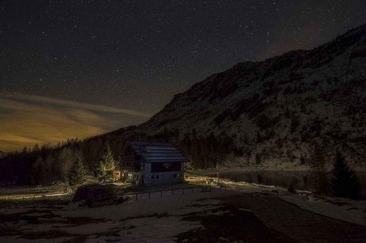 Rifugio Al Lago Del Mortirolo In Inverno Raggiungibile Solo A Piedi Monno Exterior foto