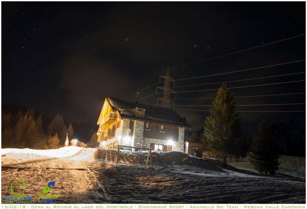 Rifugio Al Lago Del Mortirolo In Inverno Raggiungibile Solo A Piedi Monno Exterior foto
